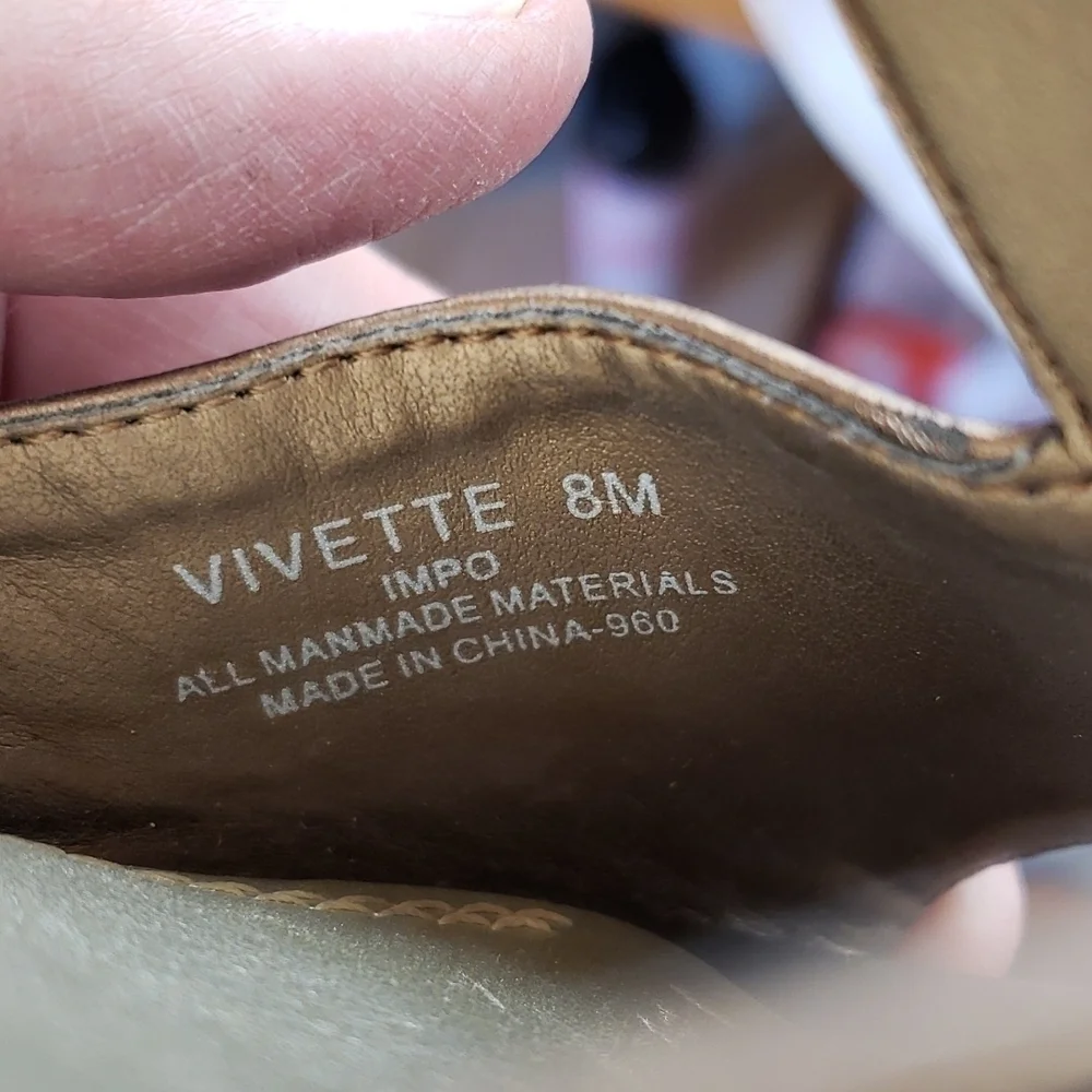 𝅺IMPO bronze women's size 8 Vicente wedge